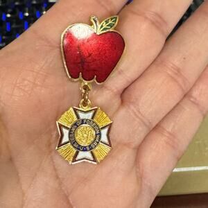 VFW Veterans Of Foreign Wars Ladies Auxillary Teacher pin with an enamel apple